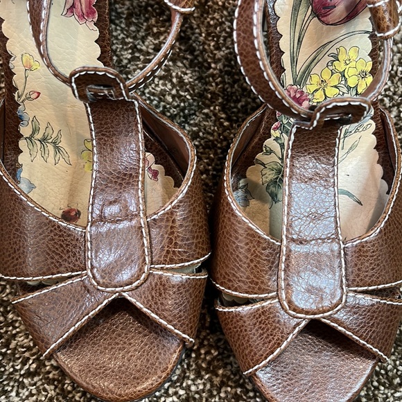 Madden Girl strappy peep toe brown 4.5 in heel with white stitch accent - Picture 6 of 7